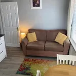 Mini-apt Carrigaline, 2min To Town 1 Bed & Sofa Bed Sleeps 4 アパート