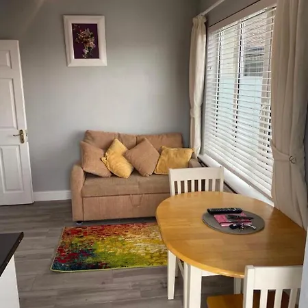 Mini-apt Carrigaline, 2min To Town 1 Bed & Sofa Bed Sleeps 3 Or 4 דירה